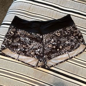 Lululemon Speed Short 2.5” black & white floral